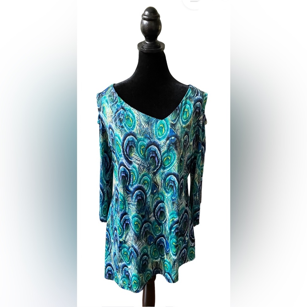 Klaveli: Peacock Design Cold Shoulder Asymmetrical Cut